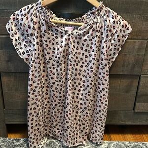 Stella & dot short sleeve blouse size small. Blush pink with heart/leopard print